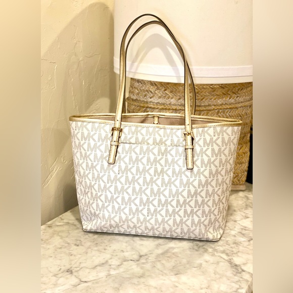 MICHAEL KORS Limited Edition Hearts Jet Set Travel Carryall Tote - Picture 2 of 15